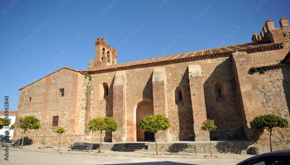 Iglesia del Salvador en Calzadilla de los Barros. Pueblos de la provincia de Badajoz Extremadura España. Pueblos de la Vía de la Plata