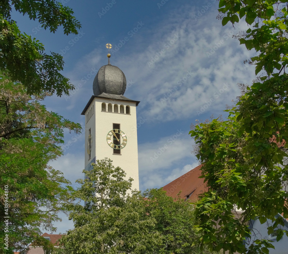 Fototapeta premium Blick auf den Turm der katholischen St. Laurentius-Kirche in Bretten in Baden-Wuerttemberg
