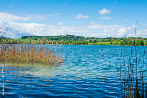 Tachinger See, Bayern, Deutschland an einem sonnigen Tag im Sommer