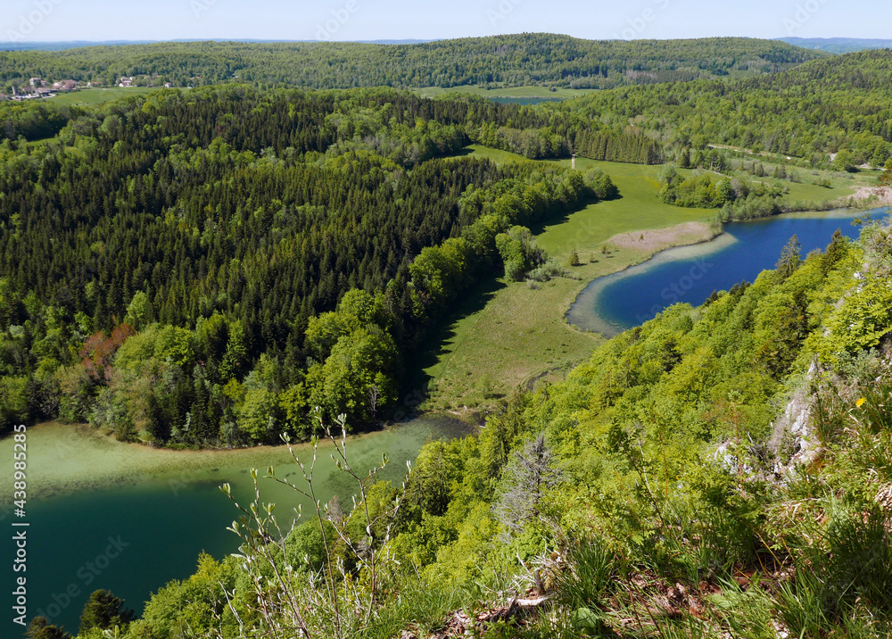 spettacolare vista panoramica dei laghi nella verde regione francese del Jura