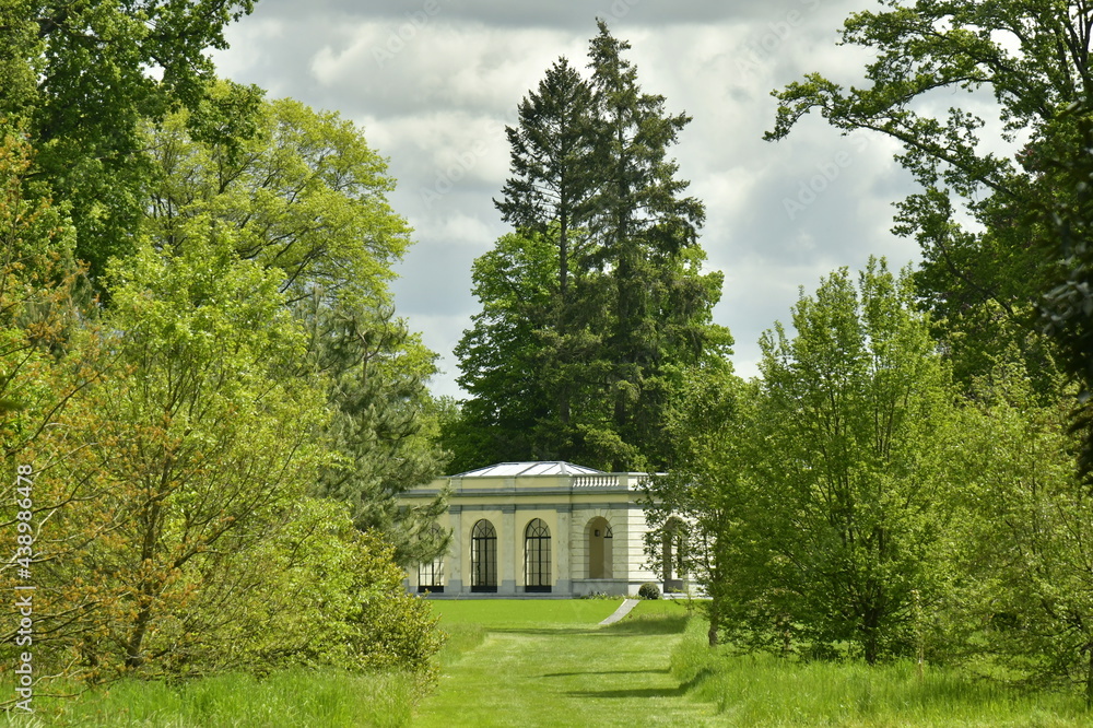 Le pavillon d'été tout récemment restauré au fond de l'arboretum de Wespelaar en Brabant flamand Le pavillon d'été tout récemment restauré au fond de l'arboretum de Wespelaar en Brabant flamand