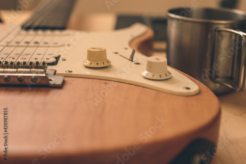 guitare sur la table