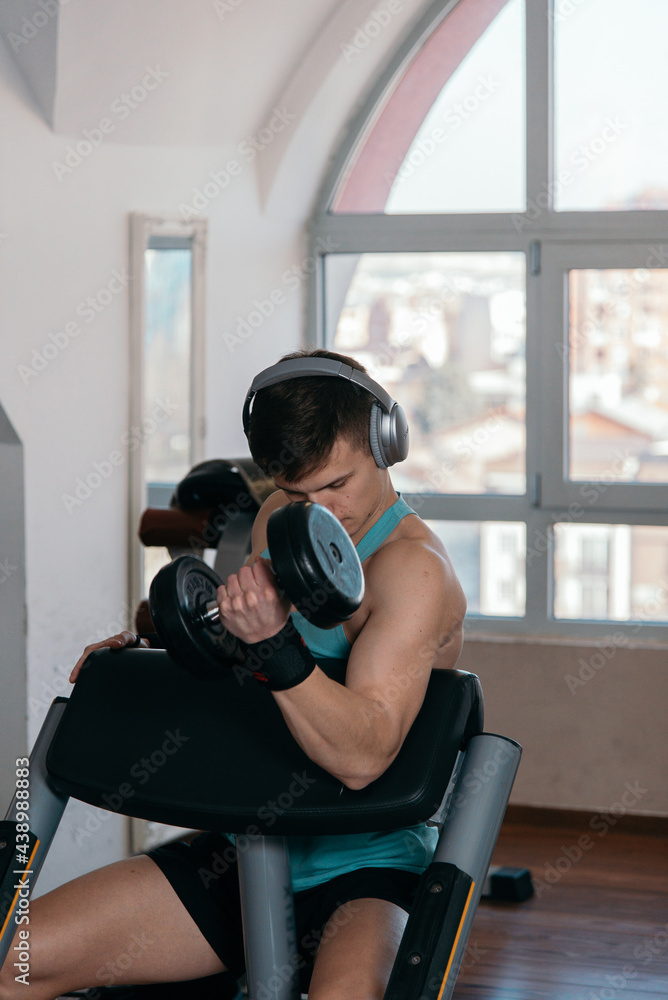 Obraz premium Man training in a gym