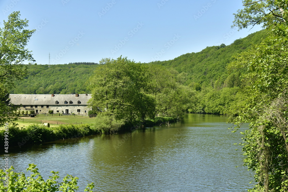 L'Ourthe traversant un paysage bucolique de collines boisées à Esneux au sud de Liège L'Ourthe traversant un paysage bucolique de collines boisées à Esneux au sud de Liège