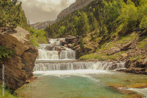 Cascada de Soaso (también conocida como Escalones de Soaso) en el río Arazas, Pirineos, Huesca, España. Un hermoso paisaje natural del bosque de pinos en las laderas de la montaña en verano.