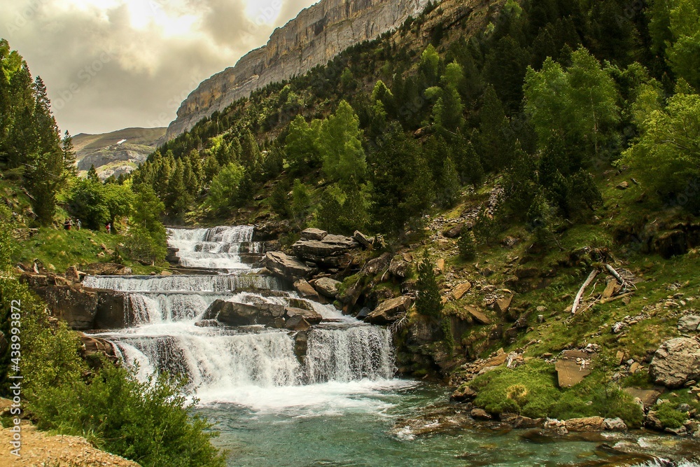 Cascada de Soaso (también conocida como Escalones de Soaso) en el río Arazas, Pirineos, Huesca, España. Un hermoso paisaje natural del bosque de pinos en las laderas de la montaña en verano. Cascada de Soaso (también conocida como Escalones de Soaso) en el río Arazas, Pirineos, Huesca, España. Un hermoso paisaje natural del bosque de pinos en las laderas de la montaña en verano.