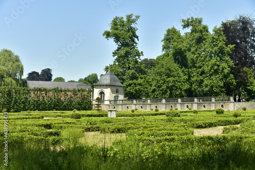 Fototapeta Naklejka Na Ścianę i Meble -  Les haies en formes entre les petits chemins au Jardin des Fleurs au parc d'Enghien en Hainaut 