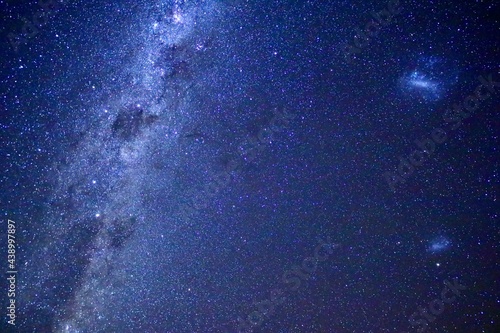 Konstfotografi 天の川の中で光る南十字星と大マゼラン雲と小マゼラン雲の南天の星空【ニュージーランド】
