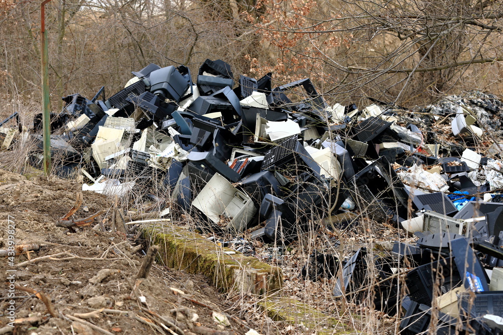 Obraz premium Old computers and monitors in a landfill