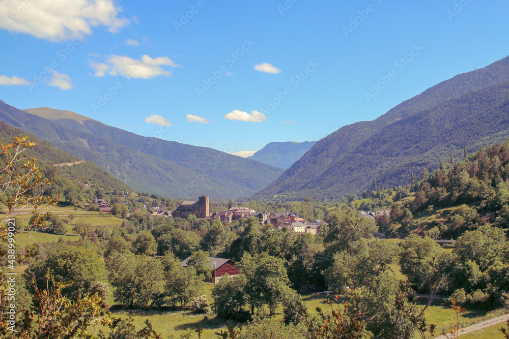 Broto es un municipio de España en la provincia de Huesca, Comunidad Autónoma de Aragón, España. Pequeño pueblo localizado en el valle del río Ara en el Pirineo español.