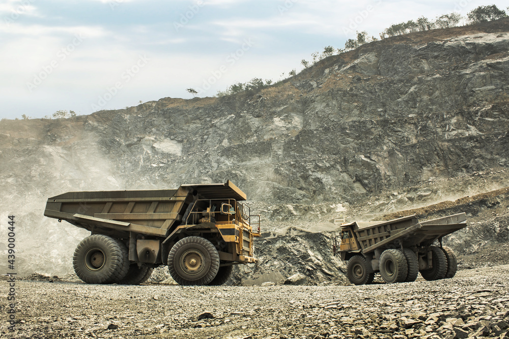 Obraz premium Big mining dumping truck