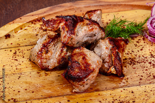 Foto Caucasian traditional Pork shashlik served onion