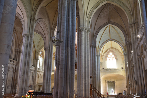Nef de la cathédrale Saint-Pierre à Poitiers, France