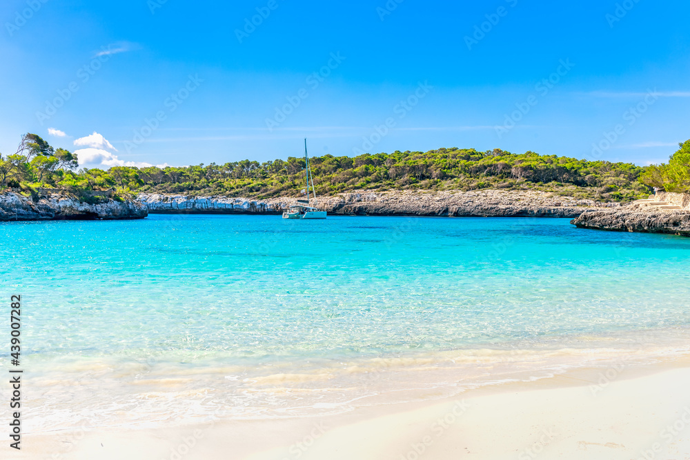Cala Mondragó im Parc natural de Mondragó einem Naturschutzgebiet im Südosten der spanischen Baleareninsel Mallorca. Cala Mondragó im Parc natural de Mondragó einem Naturschutzgebiet im Südosten der spanischen Baleareninsel Mallorca.