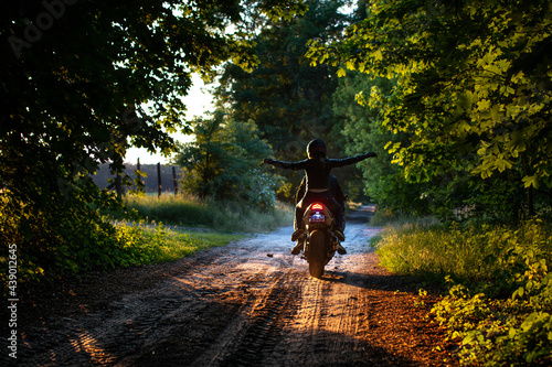 Motocykl na polnej drodze