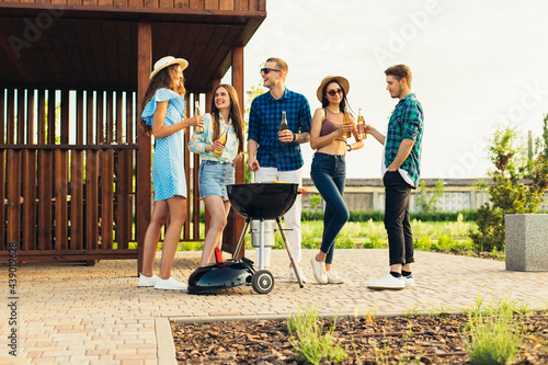 Canvas Print Group of happy young friends in summer clothes, Friends have fun, drinking drink