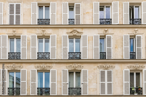 Fototapeta Naklejka Na Ścianę i Meble -  Paris, beautiful facade in the Marais, detail of the windows
