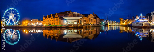 Koło widokowe AmberSky i budynek filharmonii w Gdańsku wieczorem w maju © Adam Wrobel