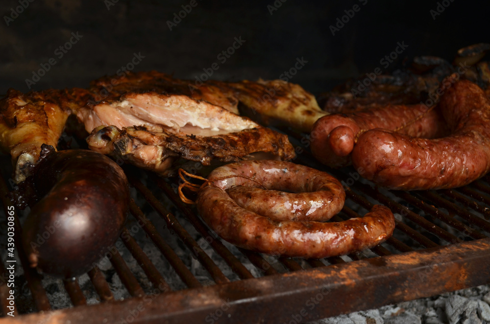 Sabrosa salchicha asada. Parrillada, pollo, chorizo, asado y morcilla Sabrosa salchicha asada. Parrillada, pollo, chorizo, asado y morcilla