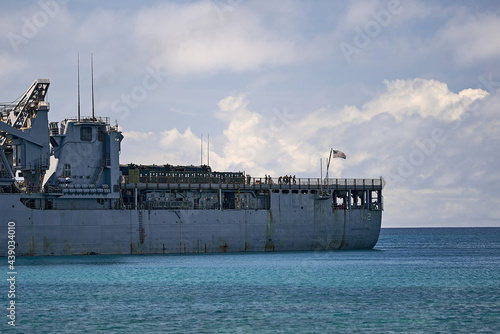 沖縄県うるま市平敷屋のホワイトビーチ海軍基地に停泊するフリゲート艦