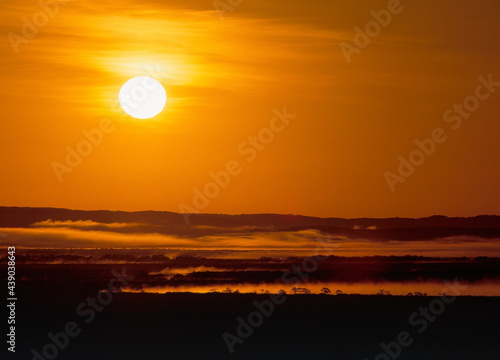 釧路湿原の日の出（北海道・鶴居村）  © 愛 高行