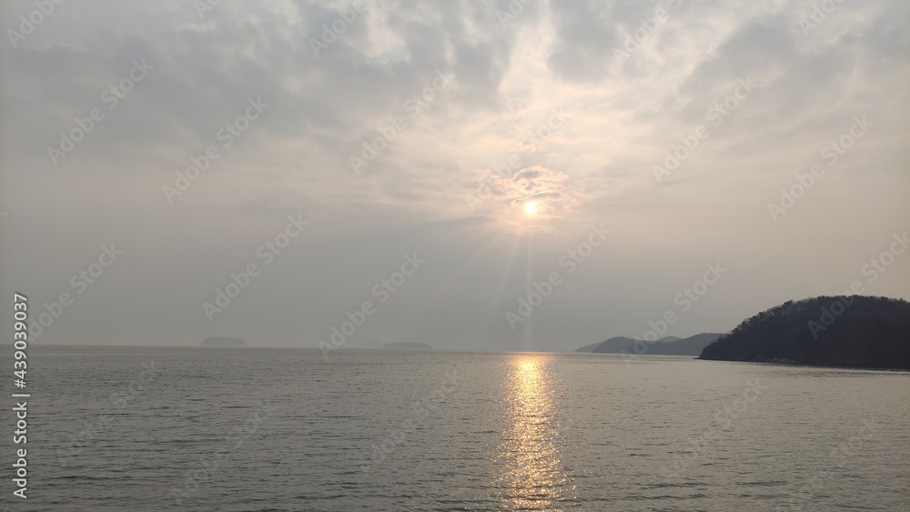 Cloudy sky and sunset beach in Korea, 한국의 구름많은 하늘과 해가지는 바닷가