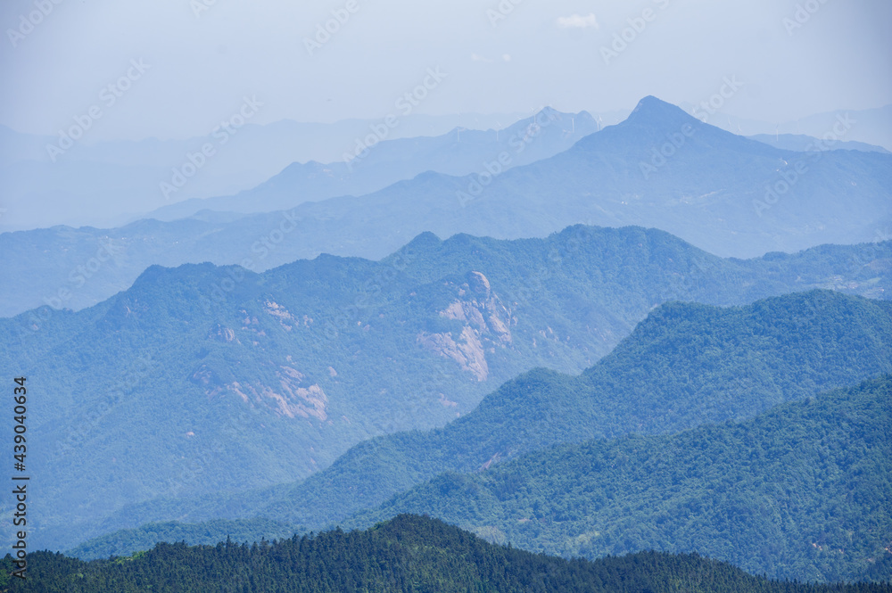 Φωτογραφία Early summer scenery of Dabie Mountain Bodao Peak Scenic Area in Luotian, Huangg