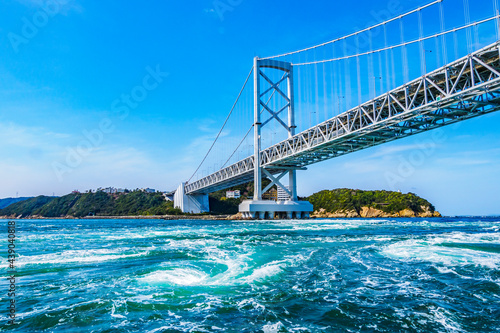 青空と大鳴門橋