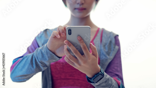 スマホを操作する女性