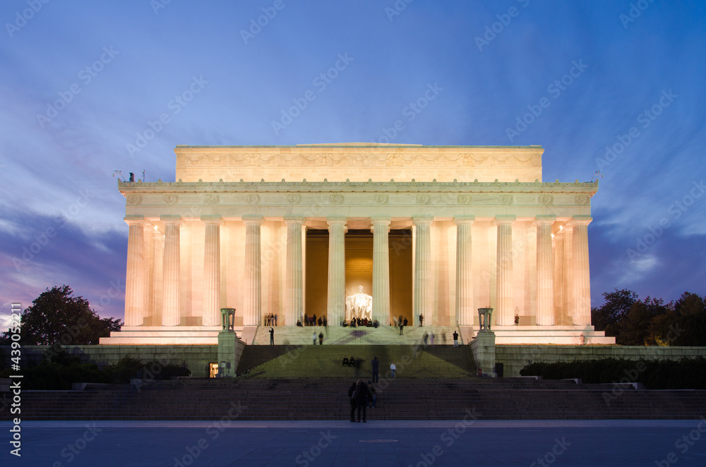 Fototapeta premium lincoln memorial at night - Washington DC United States
