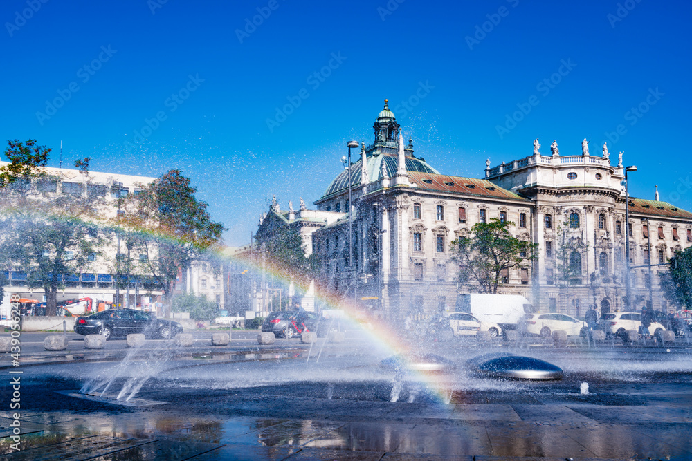 Obraz premium Fountain of munich and palace of justice, munich, Germany.