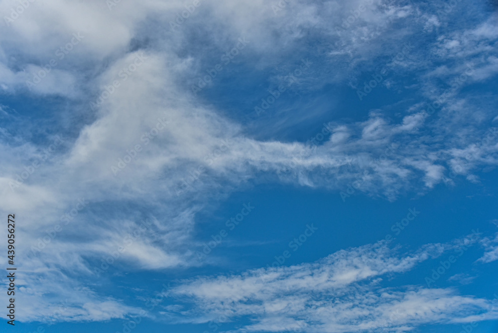 Obraz premium Beautiful white clouds on blue sky background.