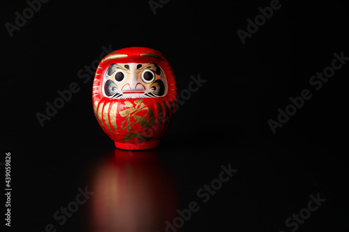 黒背景のだるま