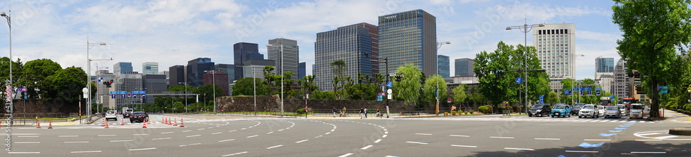Obraz premium Iwaidabashi bridge intersection. Urban road lined with office and residential buildings in Tokyo, Japan. Panoramic view - 祝田橋 交差点 パノラマ