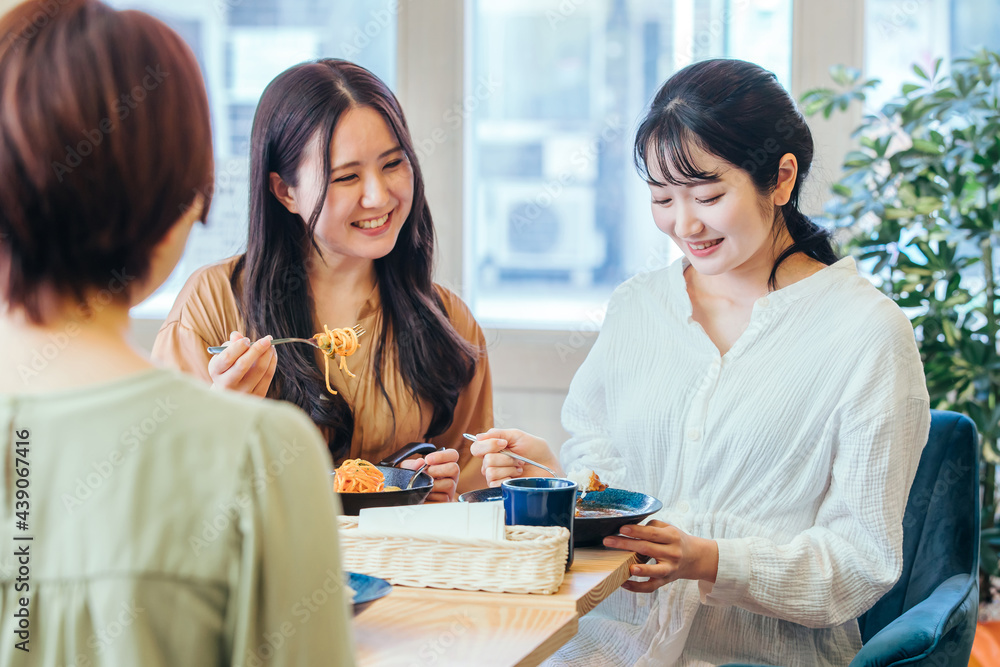 カフェ・飲食店にきた女性たち
カフェ・飲食店にきた女性たち