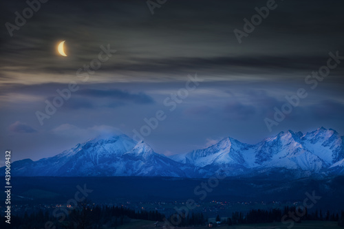 Panorama Tatr Nocą Z Księżycem 