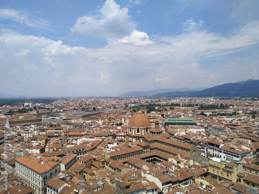 Die roten Dächer von Florenz mit Blick auf die Hügel im Hintergrund