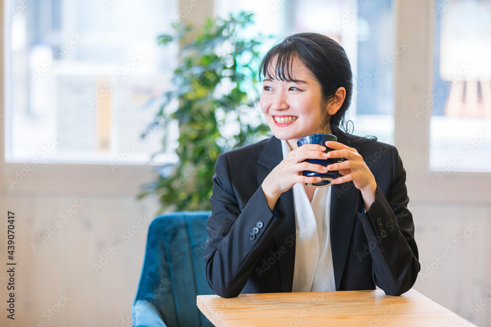 コーヒーを飲むビジネスウーマン
コーヒーを飲むビジネスウーマン