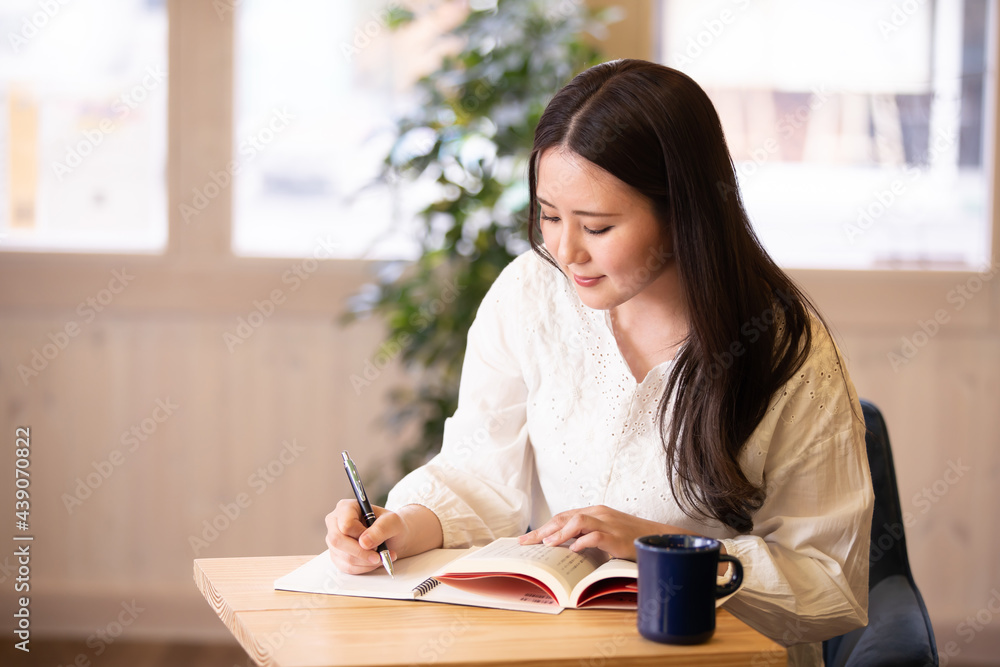 勉強する女性
勉強する女性