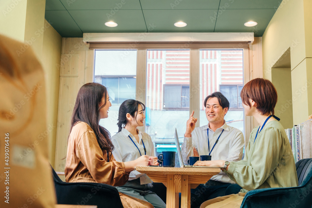 カフェ・オフィスで会議する会社員(爆笑・楽しい)
カフェ・オフィスで会議する会社員(爆笑・楽しい)