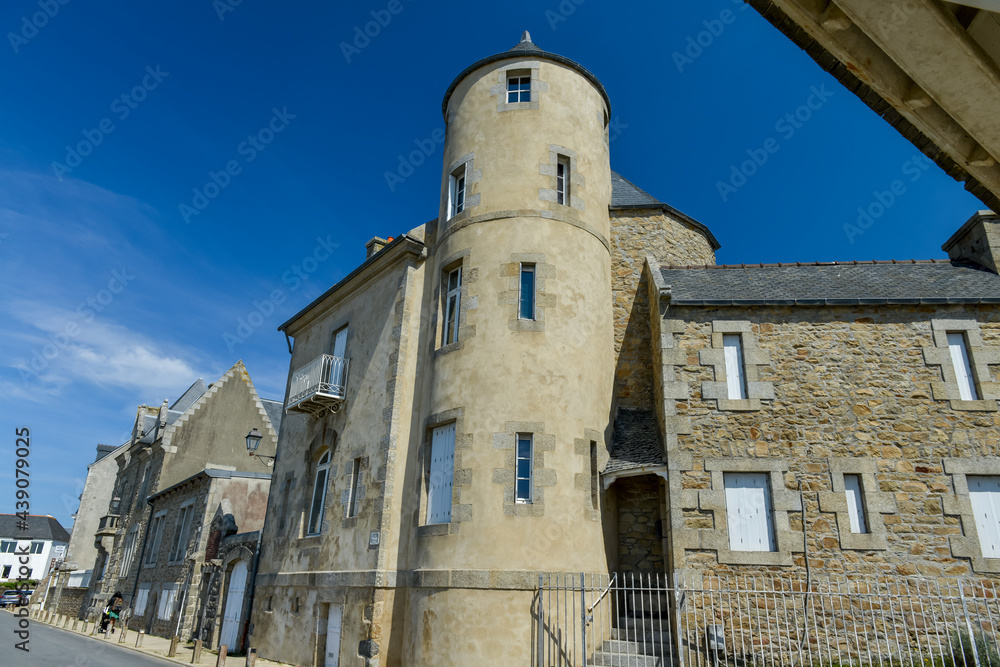 tour d'une ancienne rue d'une ville du Finistère en Bretagne à Roscoff avec commerce et ciel bleu