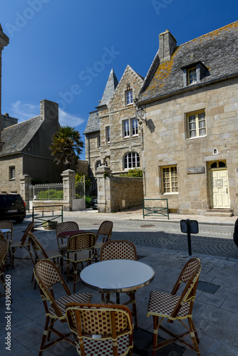 table de bar sur une ancienne rue d'une ville du Finistère en Bretagne à Roscoff avec commerce et ciel bleu © Guillaume Leray