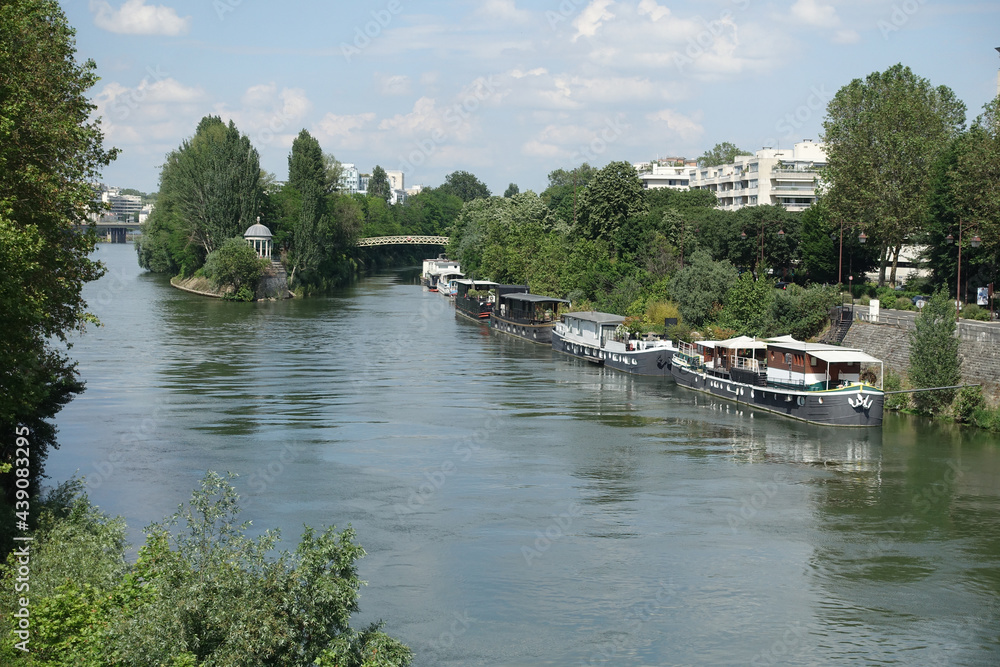 Péniches et île de la Jatte