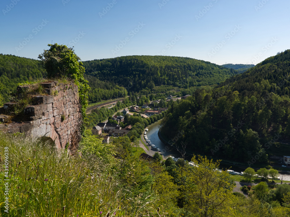 Obraz premium Scenic view from the Lutzelbourg castle with the canal in the valley