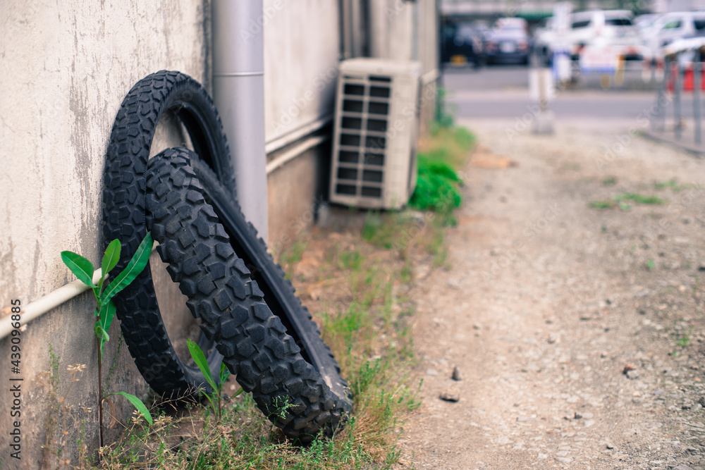 Fototapeta premium タイヤのある路地裏の風景