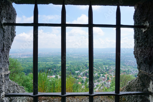 Ausblick aus einem mit Gitterstäben gesichertes Fenster vom Bismarckturm im Habichtswald