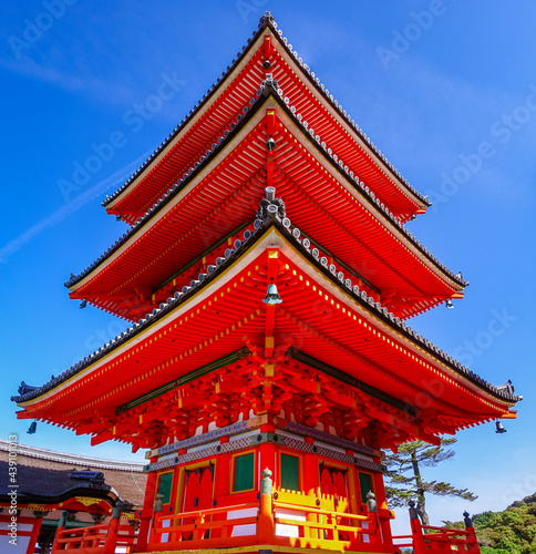 京都らしい風景 澄み渡った青い空に清水寺三重塔の鮮やかな朱色