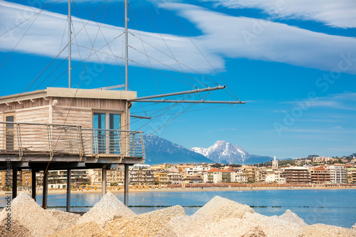 Foto Trabucco al porto, overlooking the Pescara seafront, with the bell tower of the