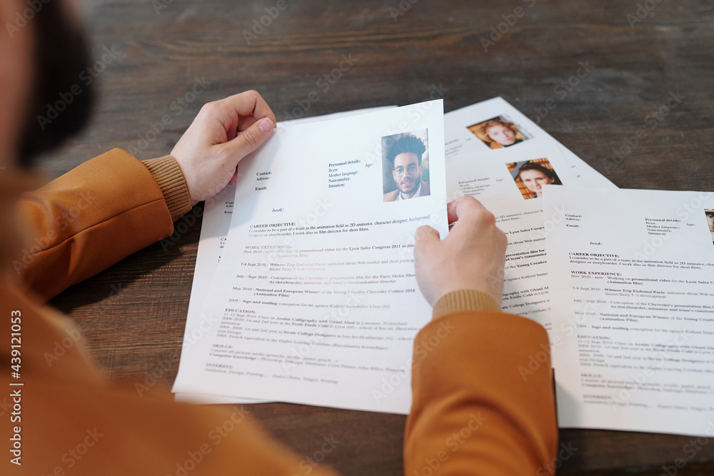 Naklejka premium Recruiter sifting through CVs