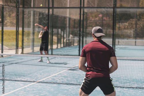 paddle tennis players playing a game ©  Yistocking